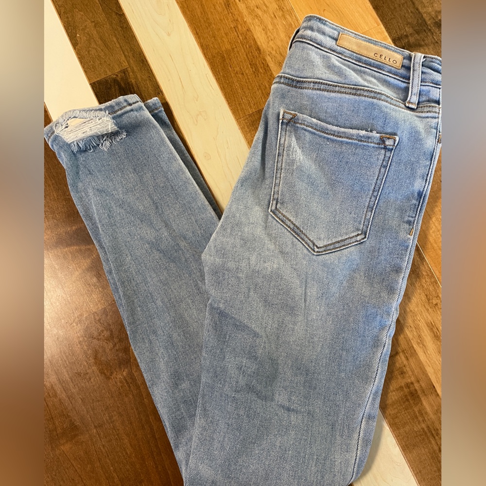 Light wash cello distressed jeans size 7